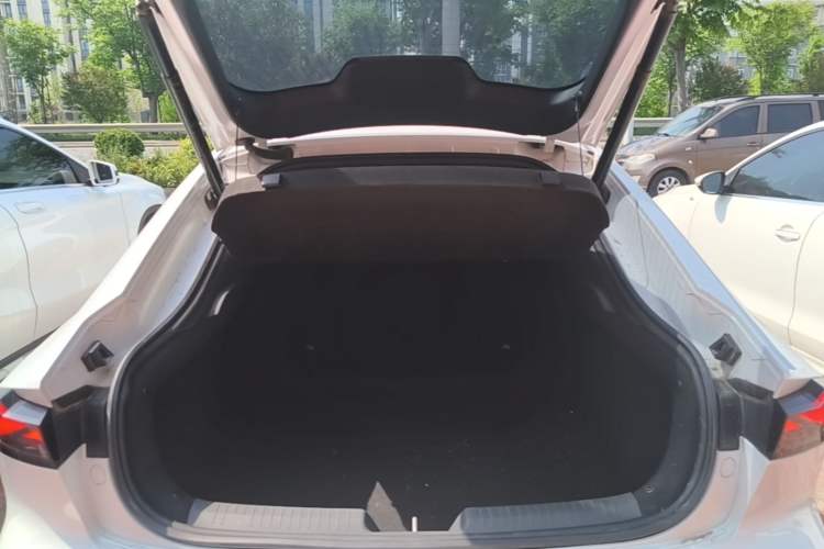 Used CHANGAN UNI-V 2022 1.5T Prestige Version Trunk