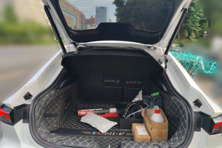 Used CHANGAN UNI-V 2022 1.5T Prestige Version Trunk