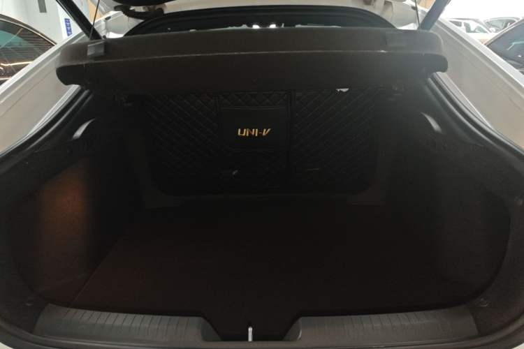 Used CHANGAN UNI-V 2022 1.5T Prestige Version Trunk