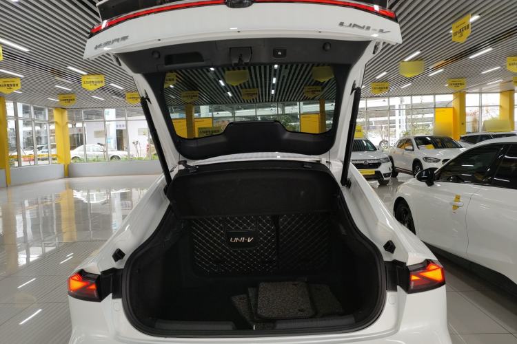 Used CHANGAN UNI-V 2022 1.5T Prestige Version Trunk