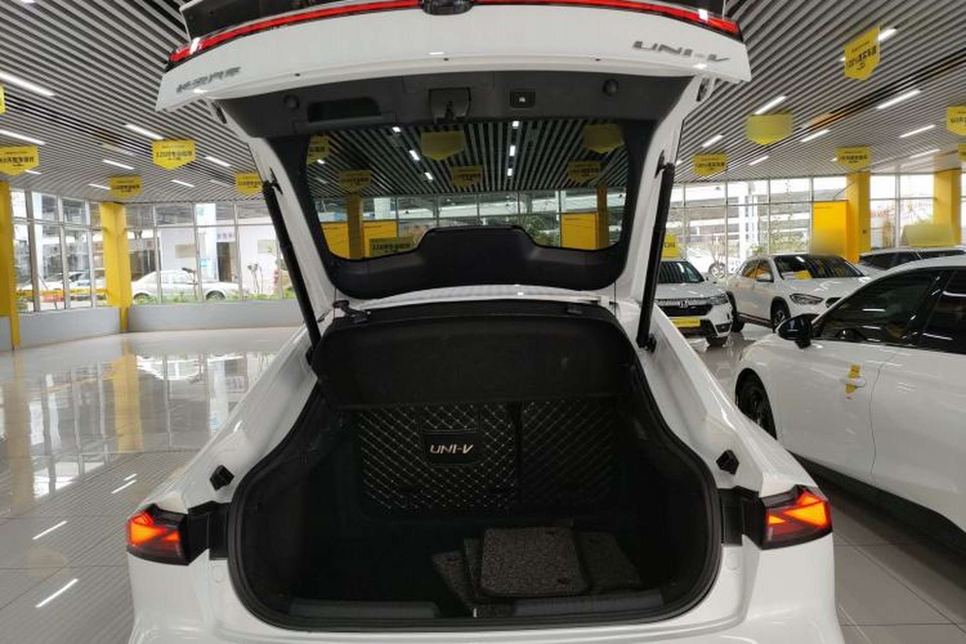 Used CHANGAN UNI-V 2022 1.5T Prestige Version Trunk