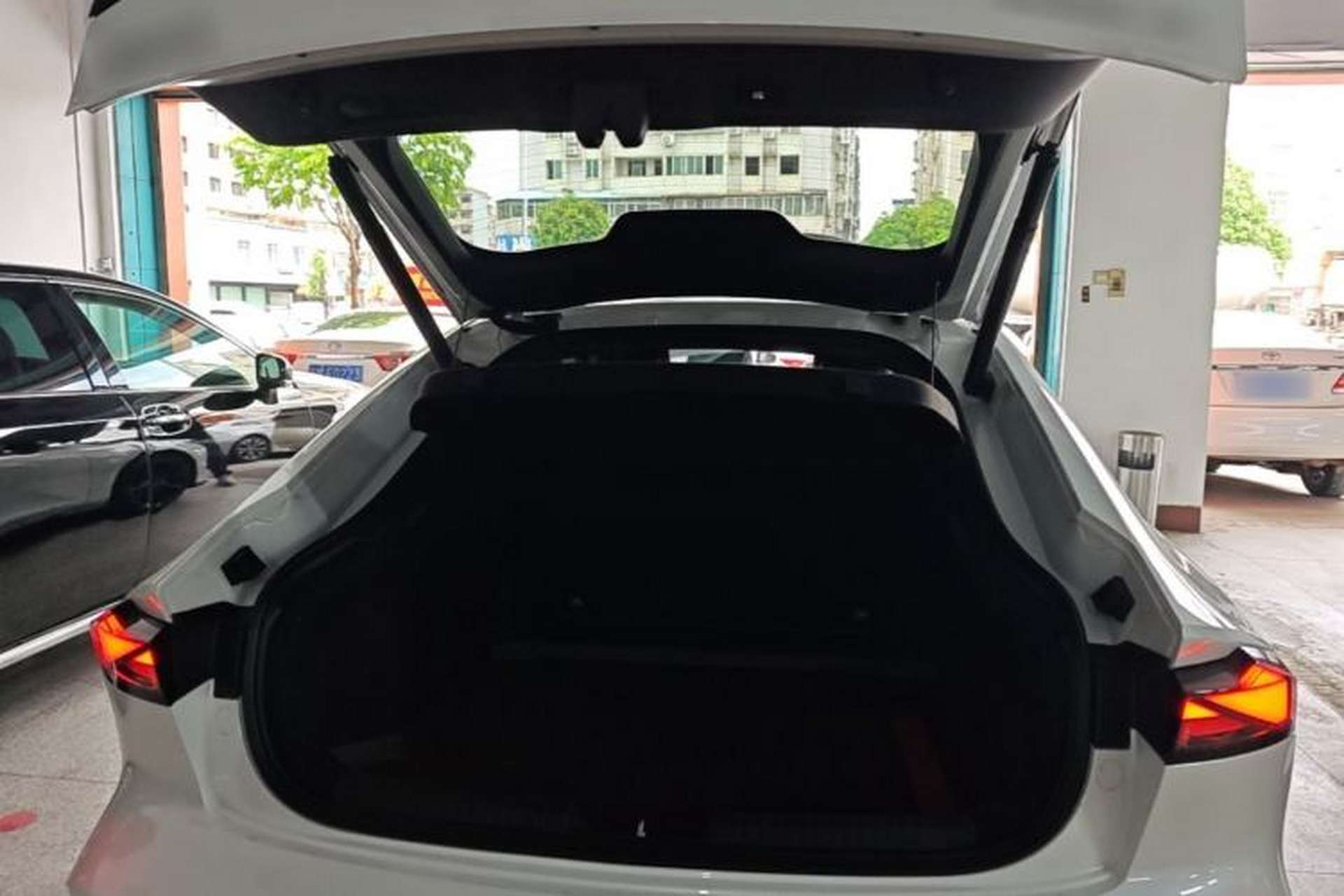 Used CHANGAN UNI-V 2022 1.5T Smart Navigation Version Trunk