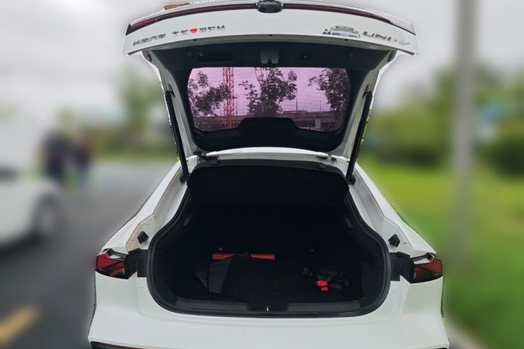Used CHANGAN UNI-V 2022 1.5T Smart Navigation Version Trunk