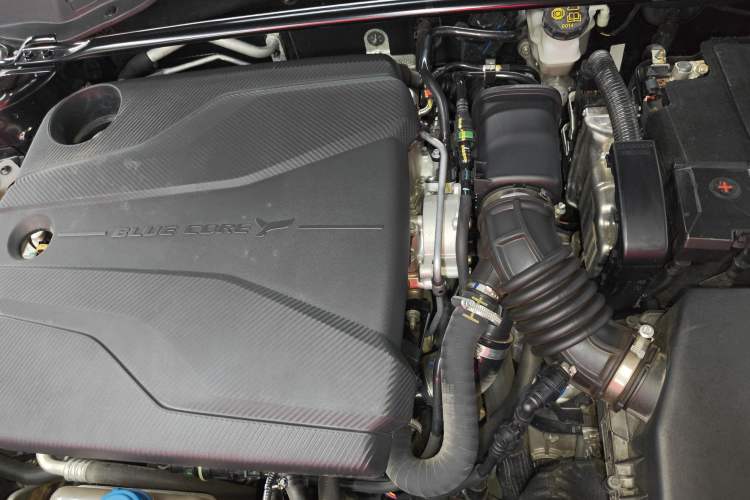 Used CHANGAN UNI-V 2023 1.5T Prestige Model Engine Bay