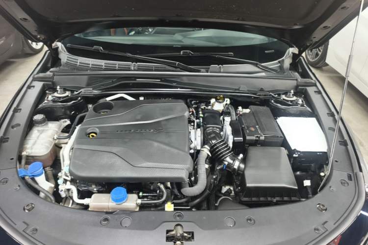 Used CHANGAN UNI-V 2023 1.5T Sport Edition Engine Bay