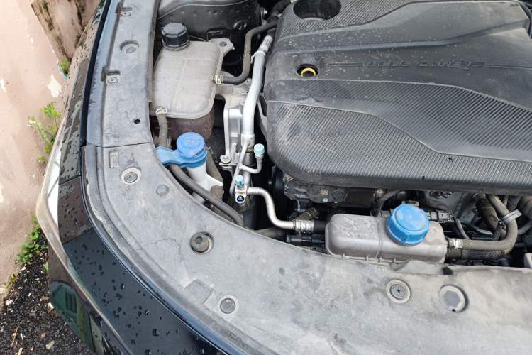 Used CHANGAN UNI-V 2023 1.5T Prestige Model Engine Bay Right
