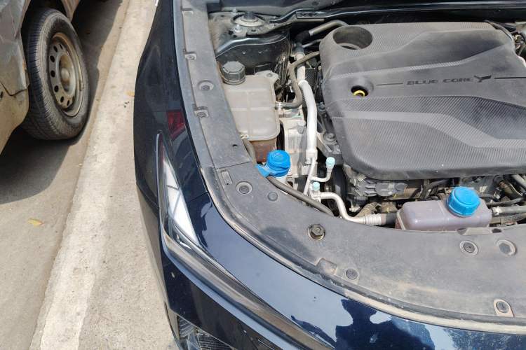 Used CHANGAN UNI-V 2023 1.5T Prestige Model Engine Bay Right