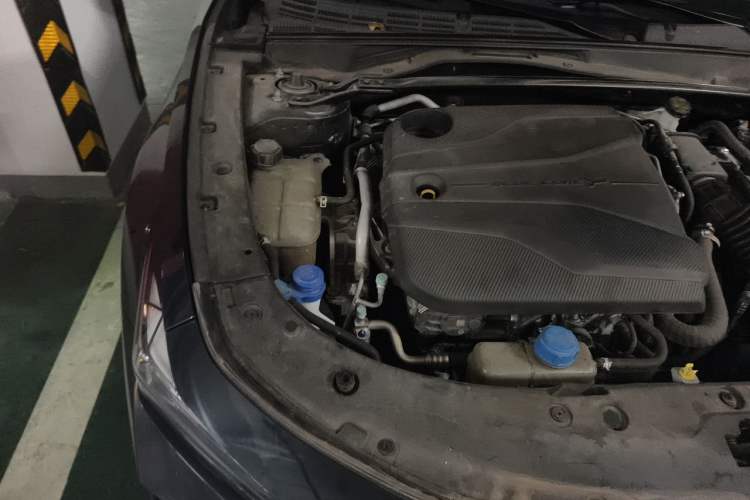 Used CHANGAN UNI-V 2023 1.5T Sport Edition Engine Bay Right