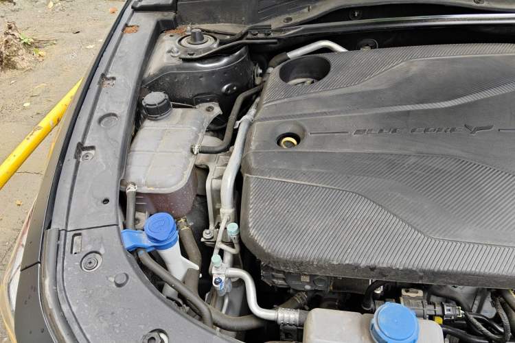 Used CHANGAN UNI-V 2023 1.5T Prestige Model Engine Bay Right