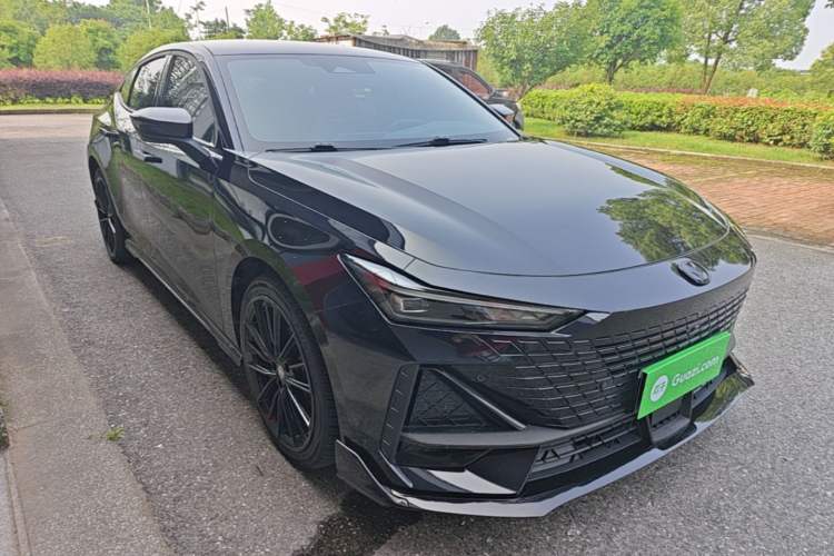 Used CHANGAN UNI-V 2023 1.5T Sport Edition Front Right 45 Deg