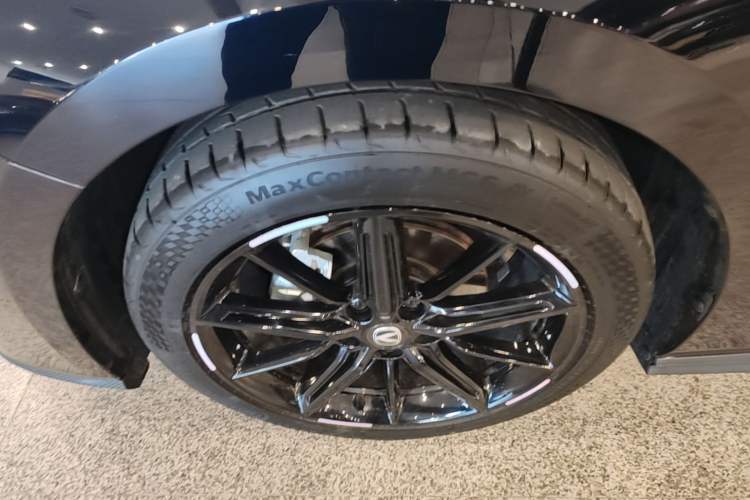 Used CHANGAN UNI-V 2023 1.5T Prestige Model Left Front Wheel Hub