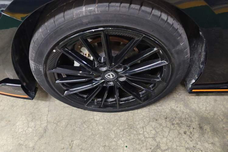 Used CHANGAN UNI-V 2023 1.5T Sport Edition Left Front Wheel Hub