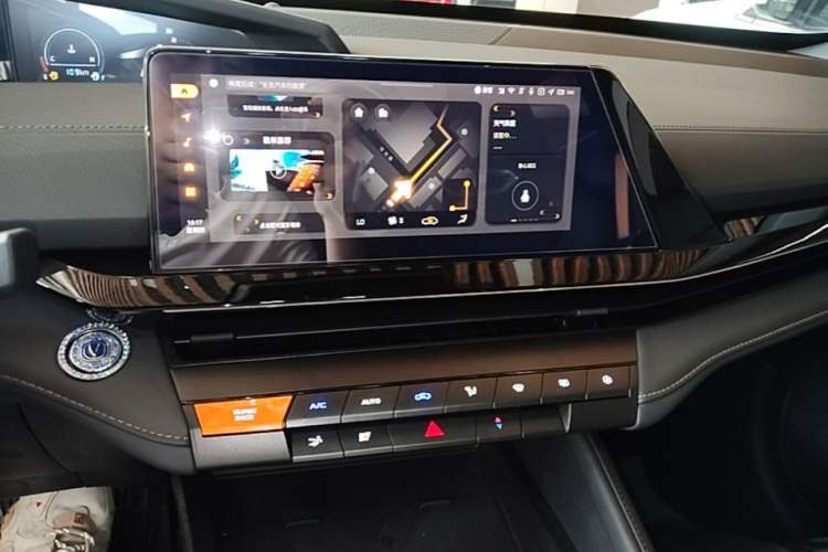 Used CHANGAN UNI-V 2023 1.5T Prestige Model Audio And AC Panel