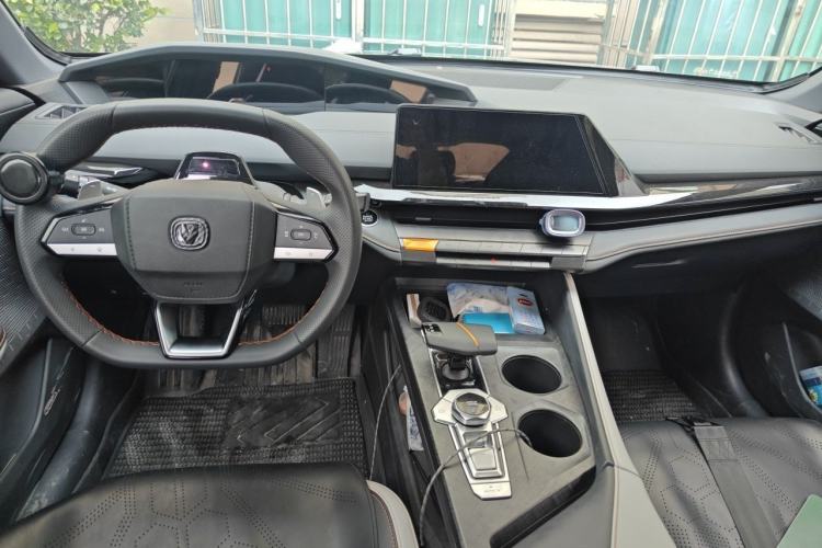 Used CHANGAN UNI-V 2023 1.5T Prestige Model Center Console