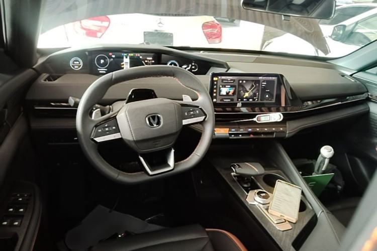 Used CHANGAN UNI-V 2023 1.5T Prestige Model Center Console
