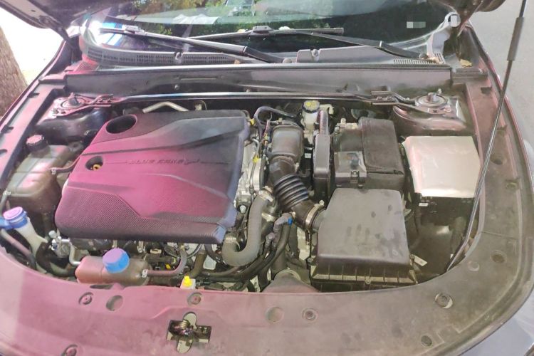 Used CHANGAN UNI-V 2023 1.5T Sport Edition Engine Bay
