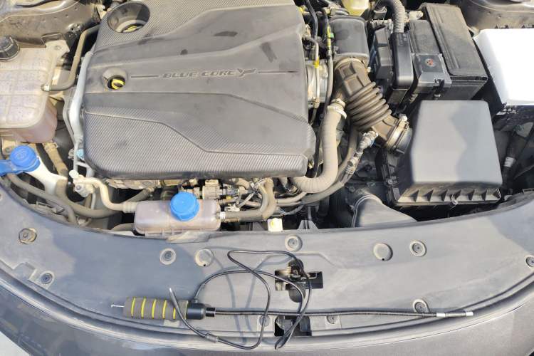 Used CHANGAN UNI-V 2023 1.5T Sport Edition Engine Bay