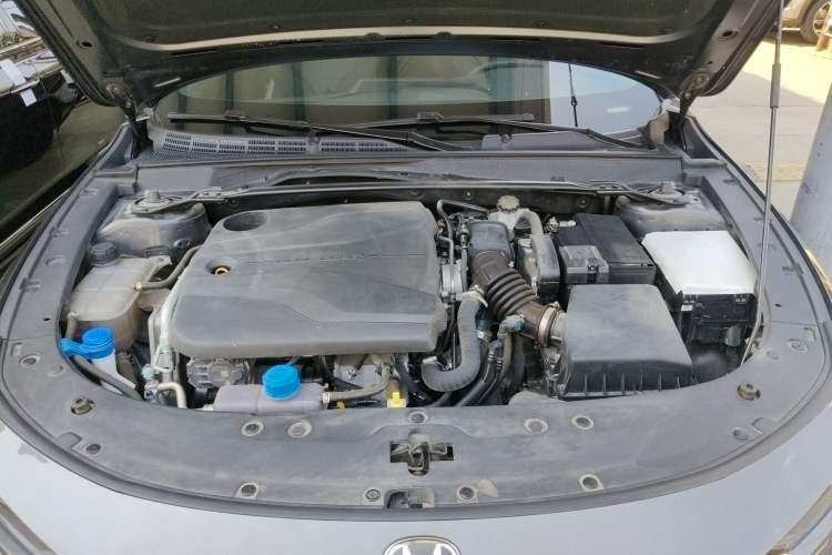 Used CHANGAN UNI-V 2023 1.5T Premium Model Engine Bay