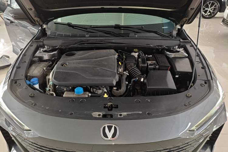 Used CHANGAN UNI-V 2023 1.5T Prestige Model Engine Bay