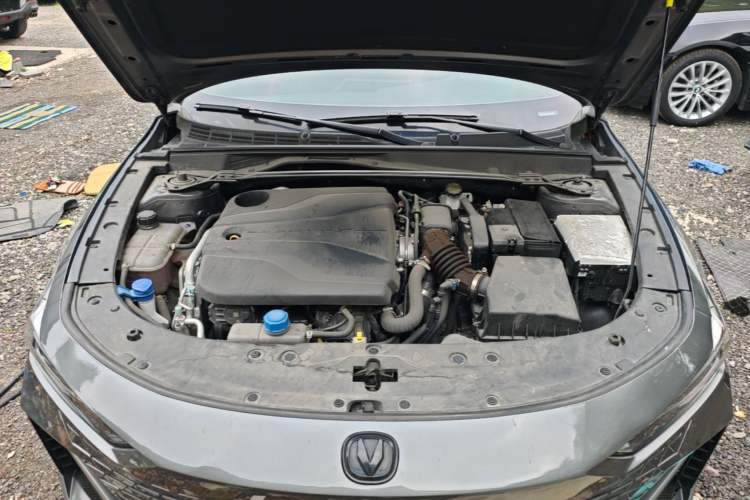 Used CHANGAN UNI-V 2023 1.5T Prestige Model Engine Bay
