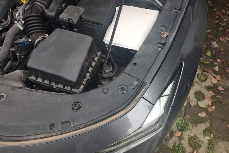 Used CHANGAN UNI-V 2023 1.5T Prestige Model Engine Bay Left