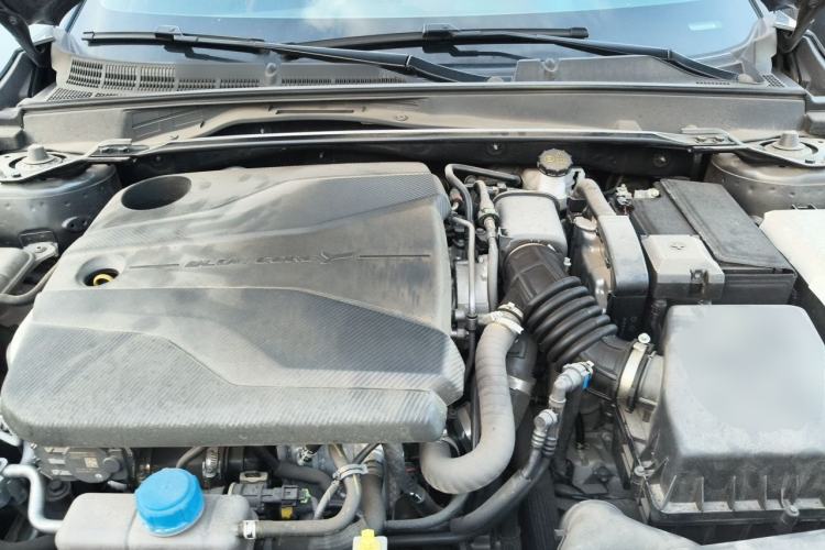Used CHANGAN UNI-V 2023 1.5T Premium Model Engine Bay