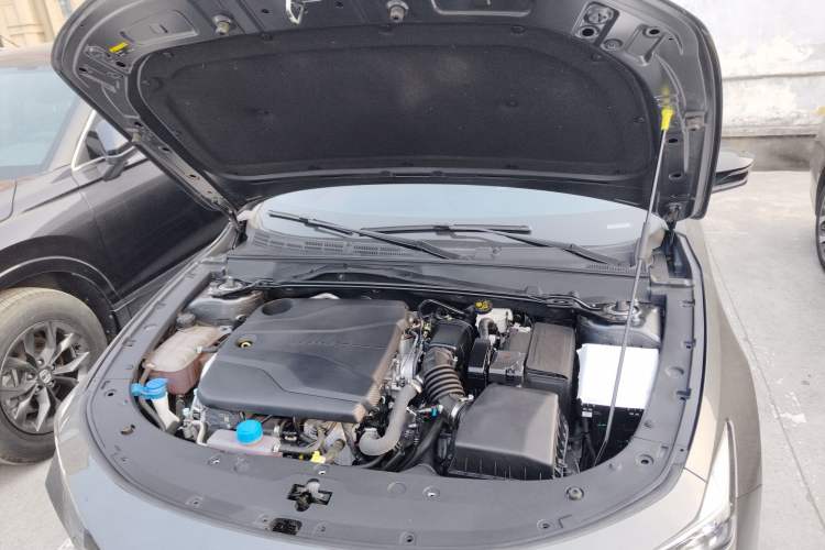 Used CHANGAN UNI-V 2023 1.5T Sport Edition Engine Bay