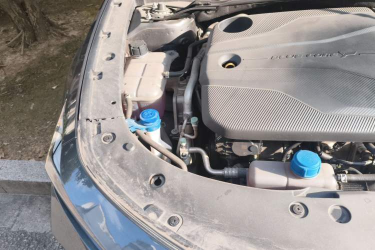 Used CHANGAN UNI-V 2023 1.5T Prestige Model Engine Bay Right