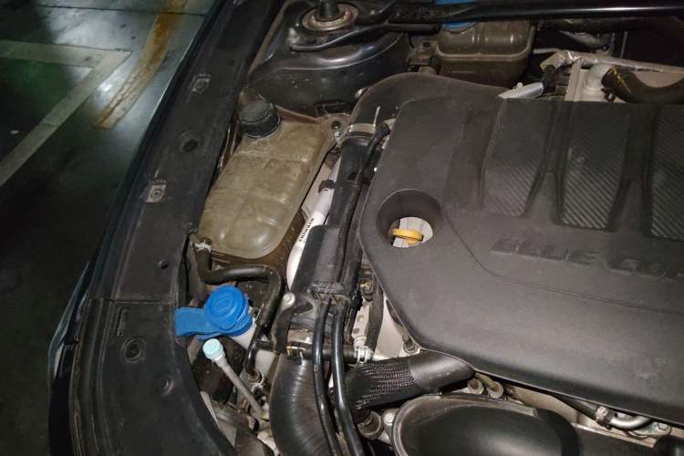 Used CHANGAN UNI-V 2023 2.0T Leading-Speed Edition Engine Bay Right