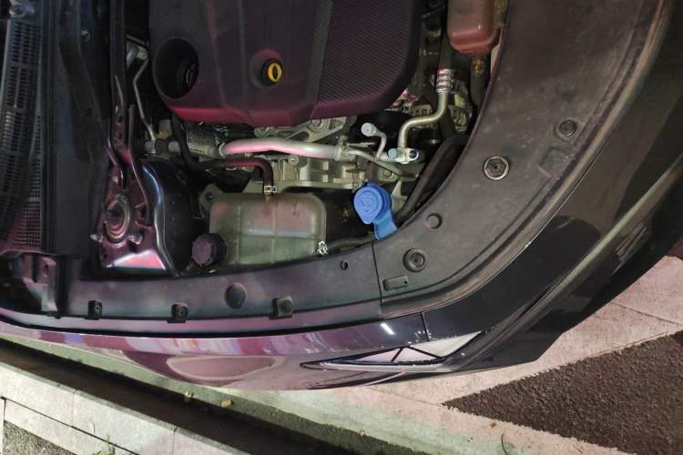 Used CHANGAN UNI-V 2023 1.5T Sport Edition Engine Bay Right