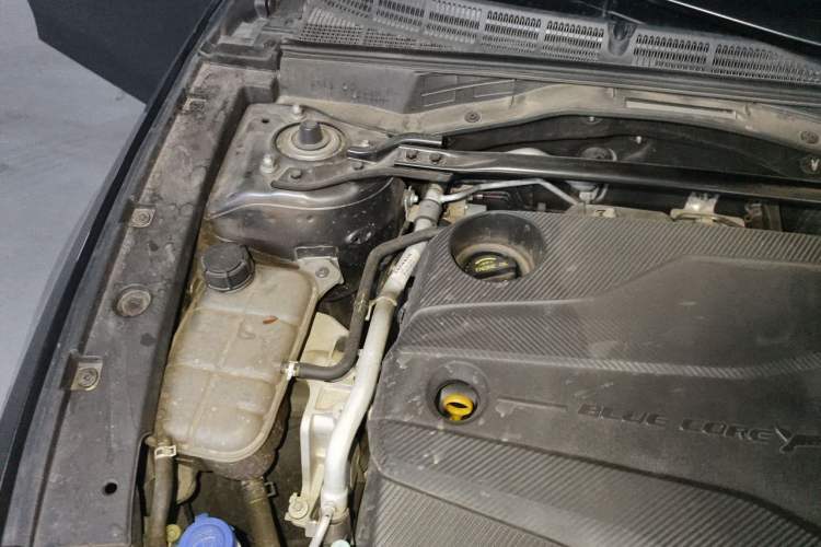 Used CHANGAN UNI-V 2023 1.5T Sport Edition Engine Bay Right
