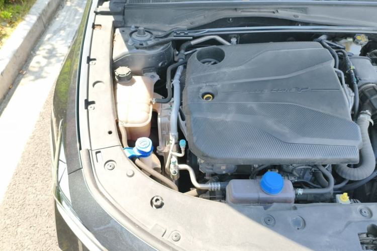 Used CHANGAN UNI-V 2023 1.5T Premium Model Engine Bay Right