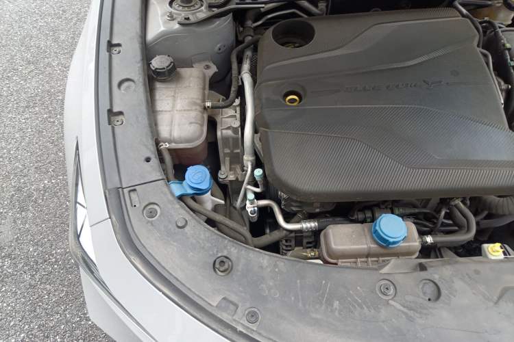 Used CHANGAN UNI-V 2023 1.5T Sport Edition Engine Bay Right