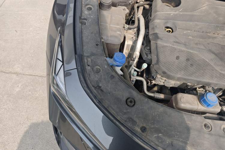 Used CHANGAN UNI-V 2023 1.5T Sport Edition Engine Bay Right