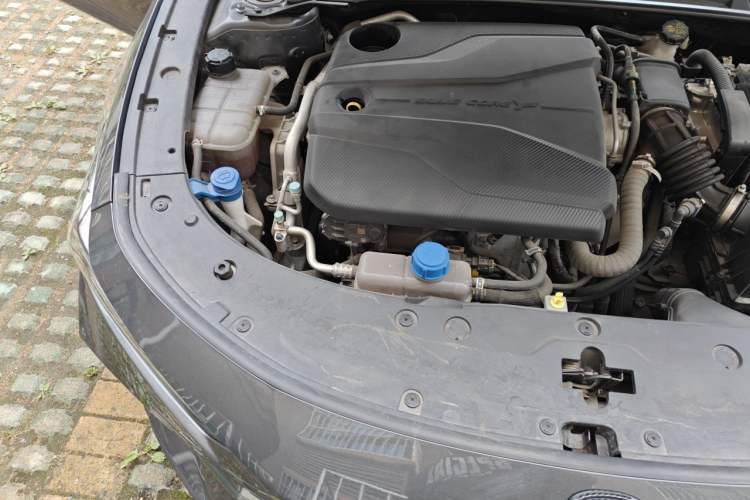 Used CHANGAN UNI-V 2023 1.5T Prestige Model Engine Bay Right