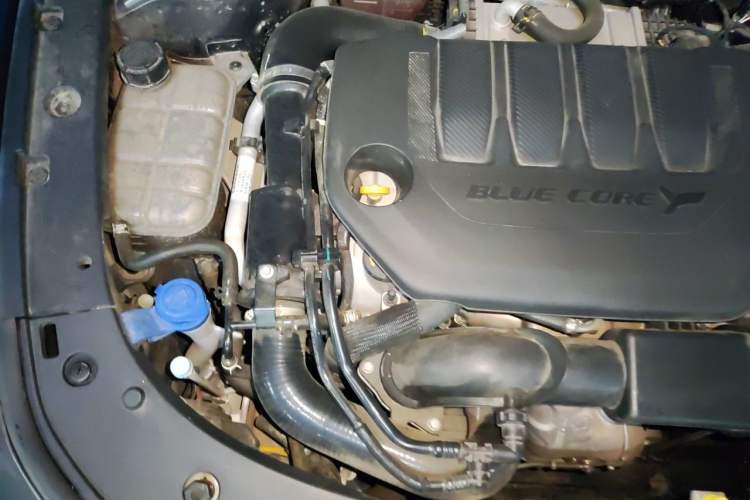 Used CHANGAN UNI-V 2023 2.0T Leading-Speed Edition Engine Bay Right