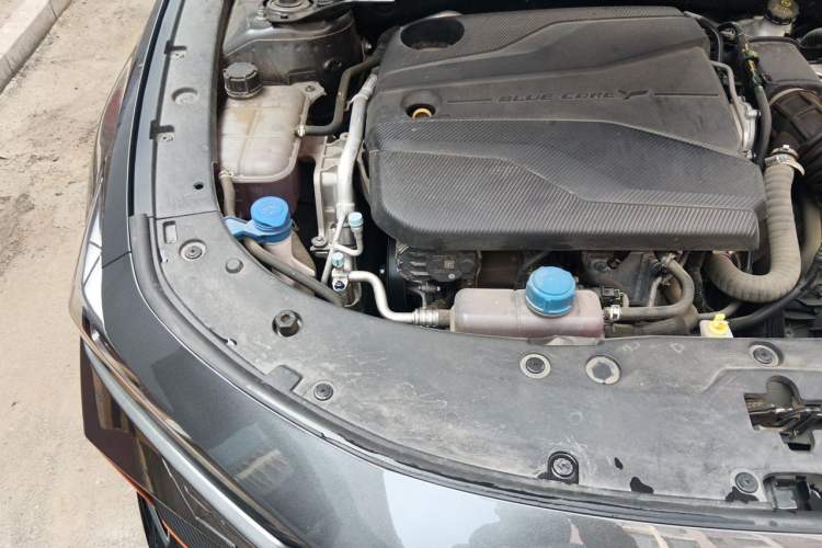Used CHANGAN UNI-V 2023 1.5T Sport Edition Engine Bay Right