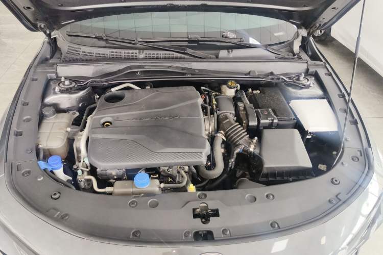 Used CHANGAN UNI-V 2023 1.5T Smart Navigation Version Engine Bay