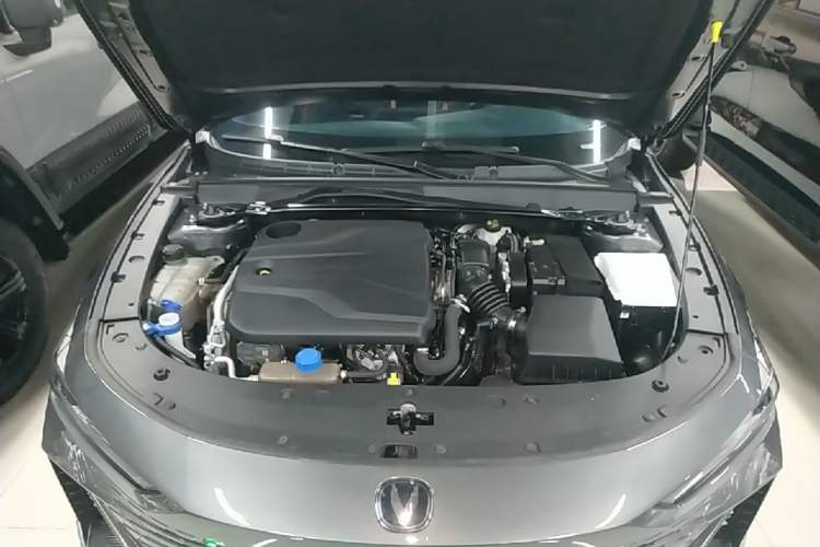 Used CHANGAN UNI-V 2023 1.5T Prestige Model Engine Bay