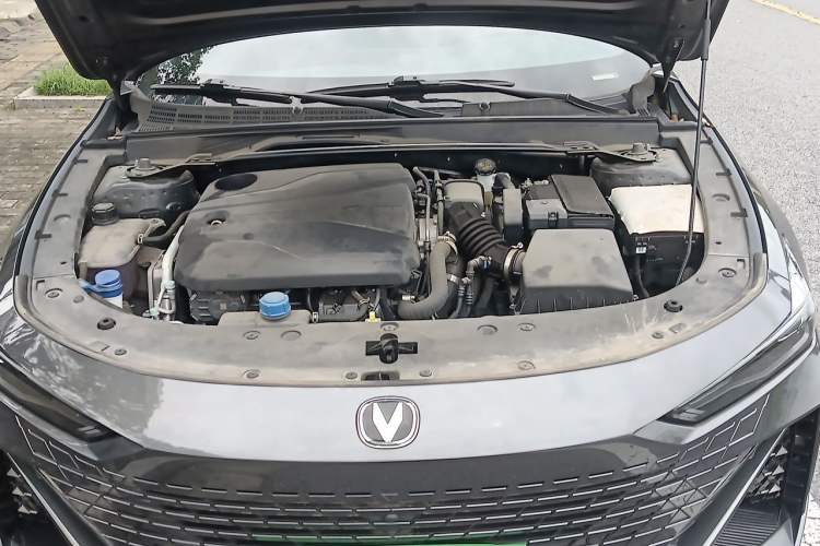 Used CHANGAN UNI-V 2023 1.5T Prestige Model Engine Bay