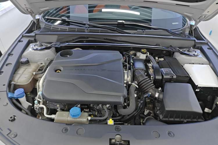 Used CHANGAN UNI-V 2023 1.5T Sport Edition Engine Bay