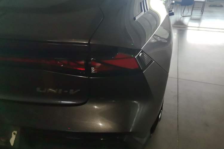 Used CHANGAN UNI-V 2023 1.5T Sport Edition Exterior 3
