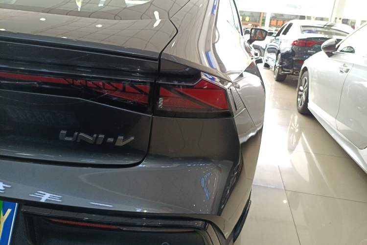 Used CHANGAN UNI-V 2023 1.5T Sport Edition Exterior 3