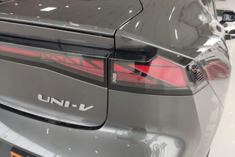 Used CHANGAN UNI-V 2023 1.5T Sport Edition Exterior 3