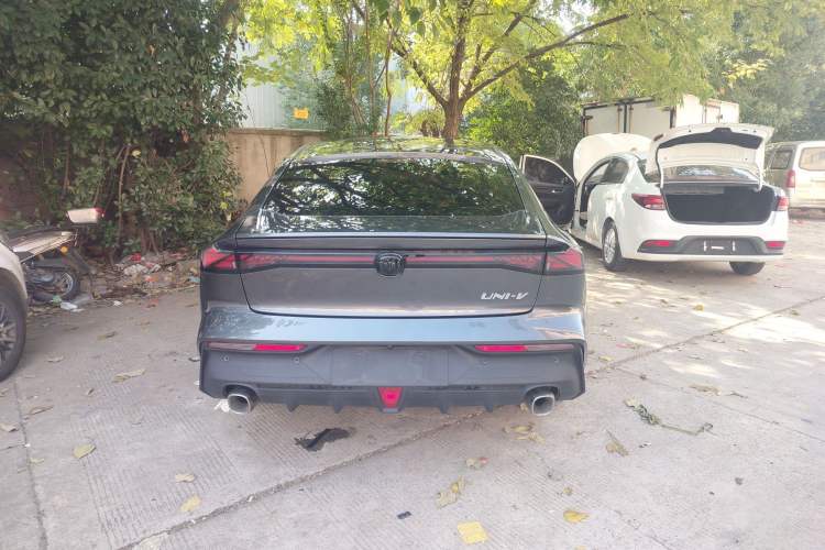 Used CHANGAN UNI-V 2023 1.5T Prestige Model Exterior 4