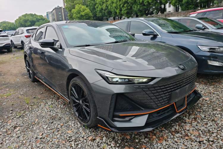 Used CHANGAN UNI-V 2023 1.5T Sport Edition Front Right 45 Deg