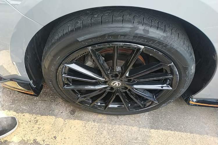Used CHANGAN UNI-V 2023 1.5T Sport Edition Left Front Wheel Hub