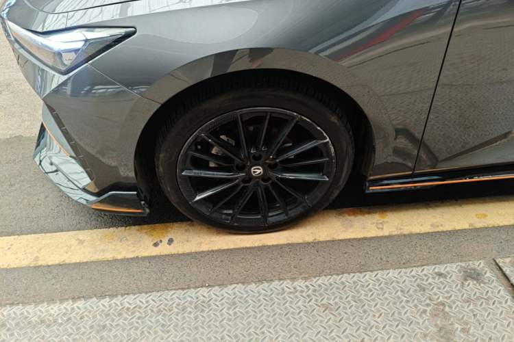 Used CHANGAN UNI-V 2023 1.5T Sport Edition Left Front Wheel Hub