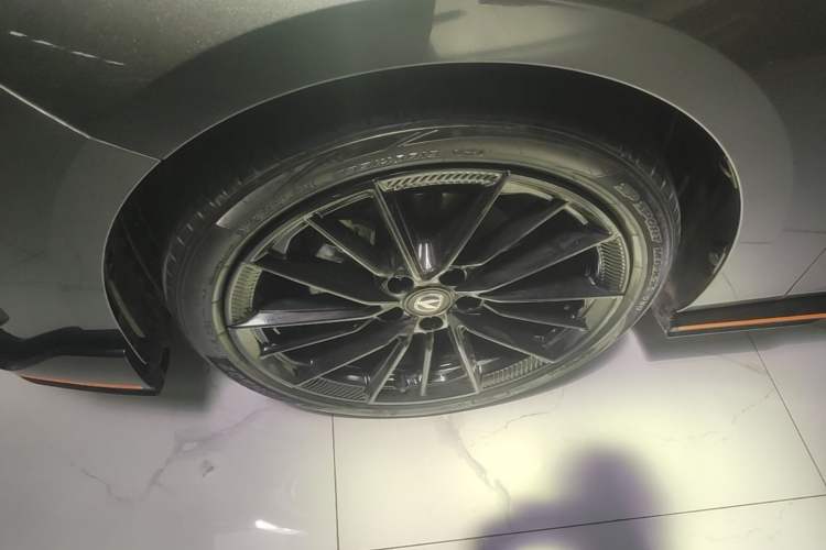 Used CHANGAN UNI-V 2023 1.5T Sport Edition Left Front Wheel Hub