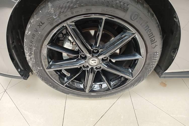 Used CHANGAN UNI-V 2023 1.5T Prestige Model Left Front Wheel Hub